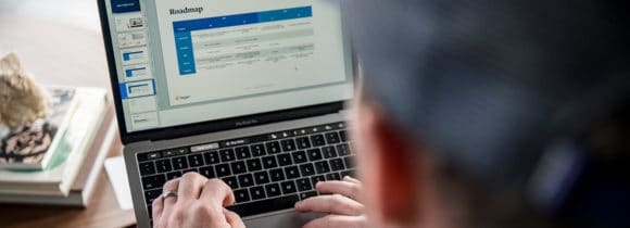 Discovery-Services person looking at a computer